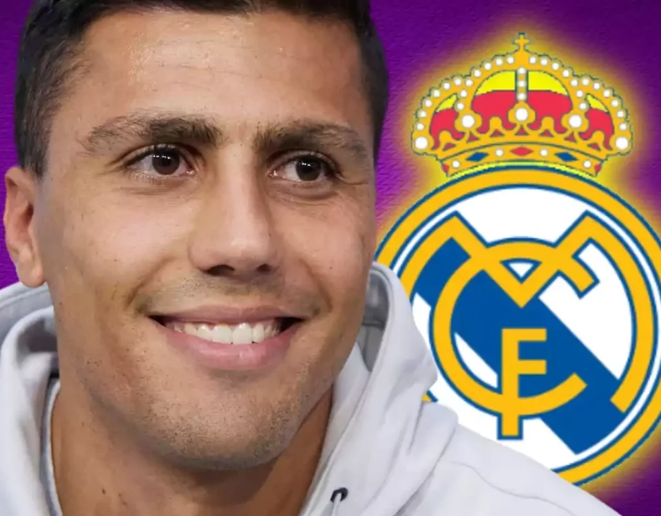 Rodri Hernández durante un partido con la selección española mientras crecen los rumores sobre su posible fichaje por el Real Madrid.