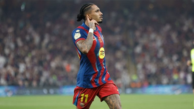 Raphinha durante un partido con el FC Barcelona mientras analiza su futuro de cara a la temporada 2026/27.