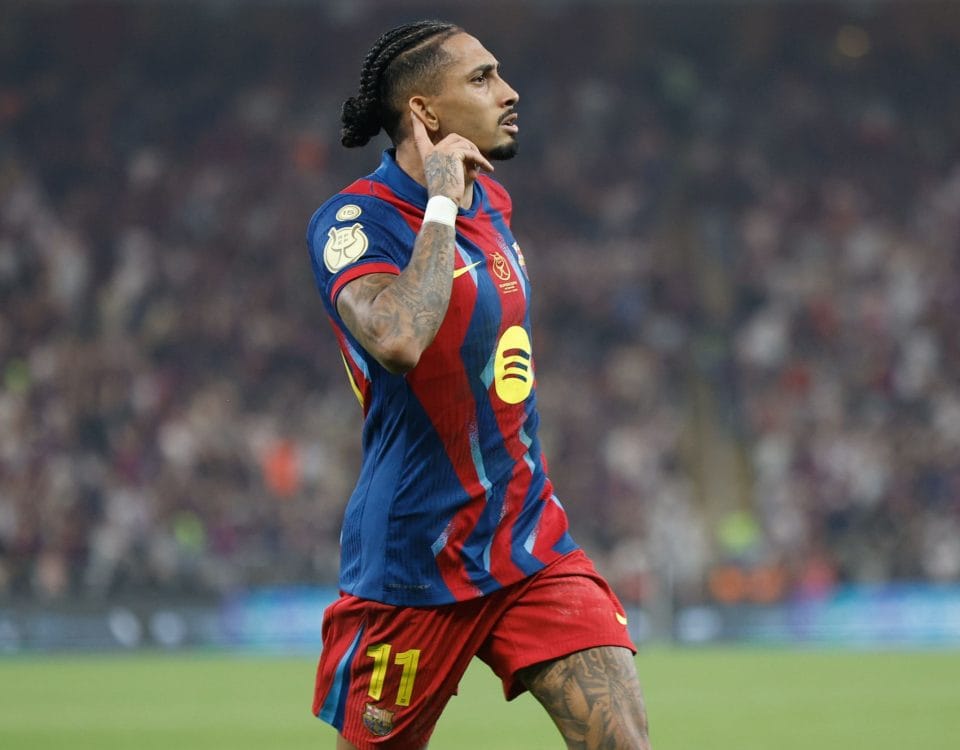 Raphinha durante un partido con el FC Barcelona mientras analiza su futuro de cara a la temporada 2026/27.