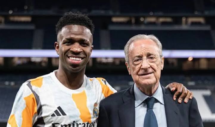 Vinicius Junior junto a Florentino Pérez durante un acto con el Real Madrid.