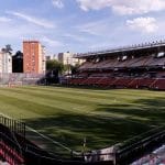 Más allá del problema deportivo, la noticia ha golpeado especialmente a una afición muy identificada con su estadio. Vallecas representa mucho más que un campo de fútbol: es uno de los símbolos del barrio y un lugar con una identidad única dentro del fútbol español.