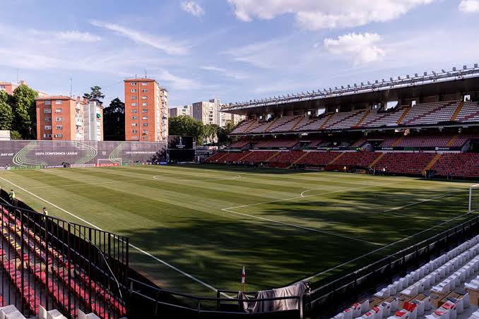 Más allá del problema deportivo, la noticia ha golpeado especialmente a una afición muy identificada con su estadio. Vallecas representa mucho más que un campo de fútbol: es uno de los símbolos del barrio y un lugar con una identidad única dentro del fútbol español.