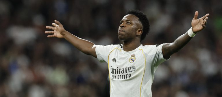 Vinicius Júnior celebra con la camiseta del Real Madrid