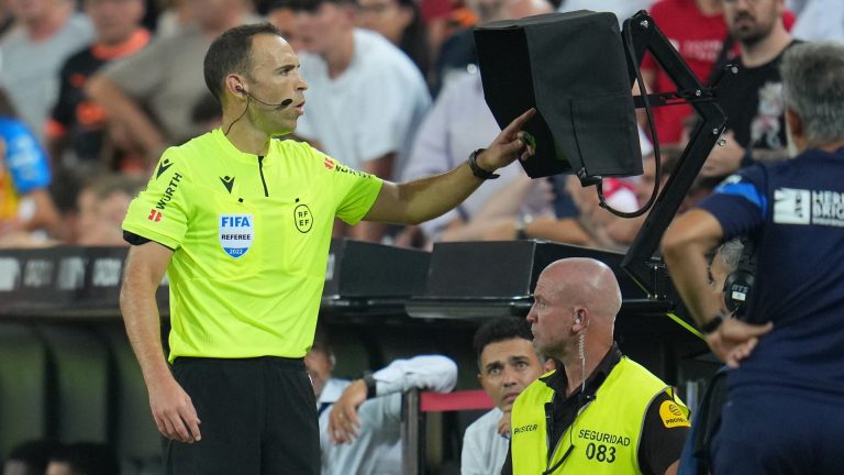 Árbitro revisando el VAR en LaLiga