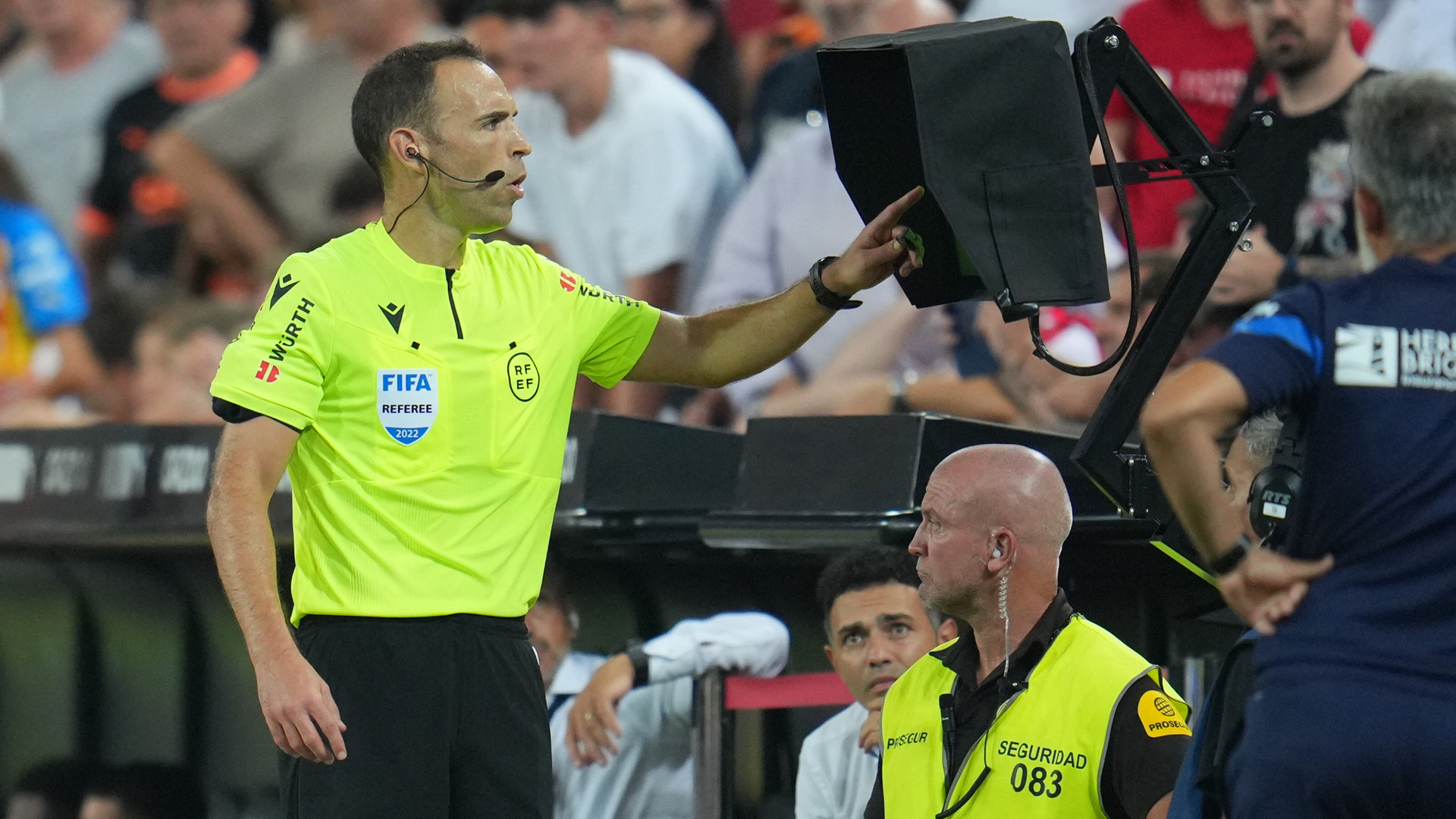 Árbitro revisando el VAR en LaLiga