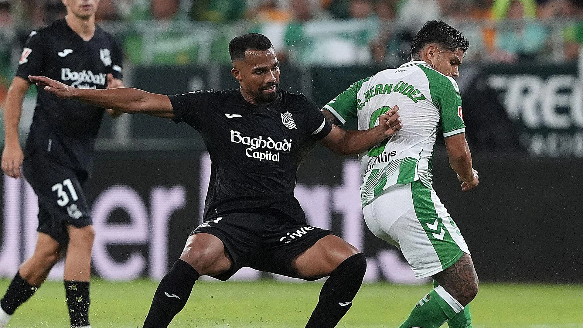 Betis y Real Sociedad disputan el balón en La Cartuja