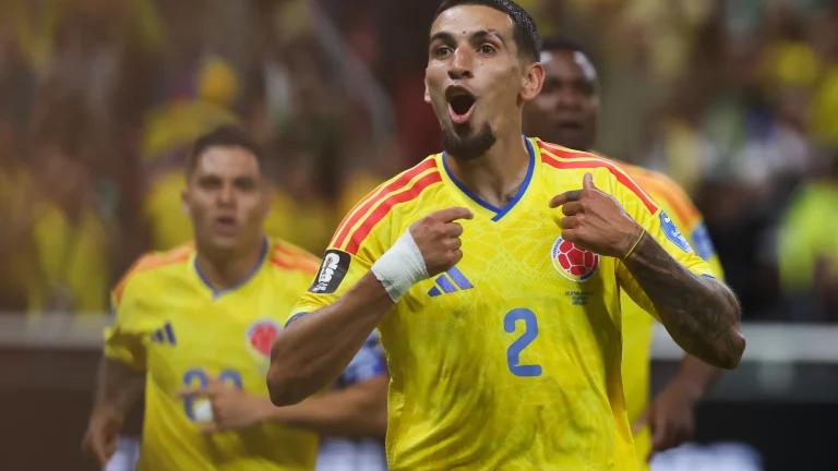 Daniel Muñoz celebra un gol con la selección colombiana