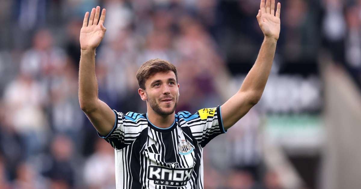 Nico González con la camiseta del Newcastle