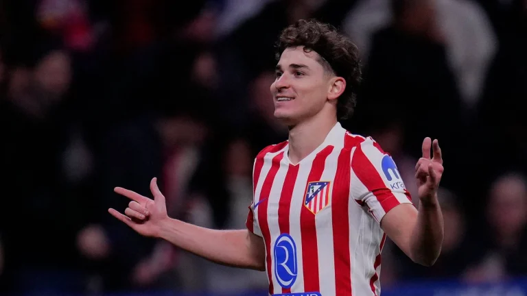 Julián Álvarez celebra un gol con el Atlético de Madrid