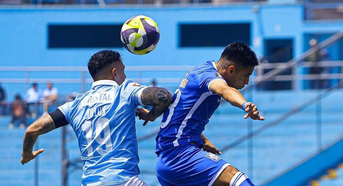 Jugadores de Sporting Cristal y Alianza Atlético disputan una jugada durante un partido de la Liga 1 2026.