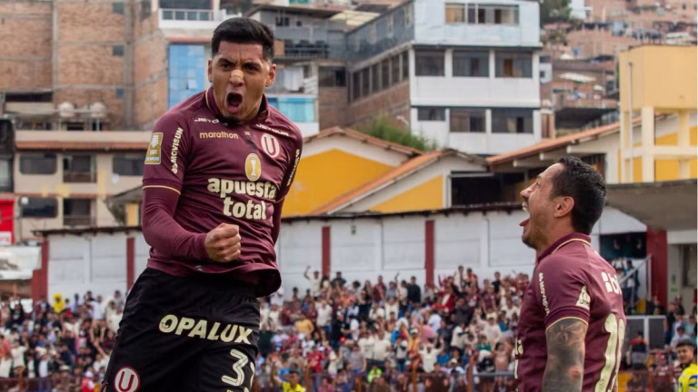 César Inga y Gianluca Lapadula celebran el triunfo de Universitario en Cajamarca