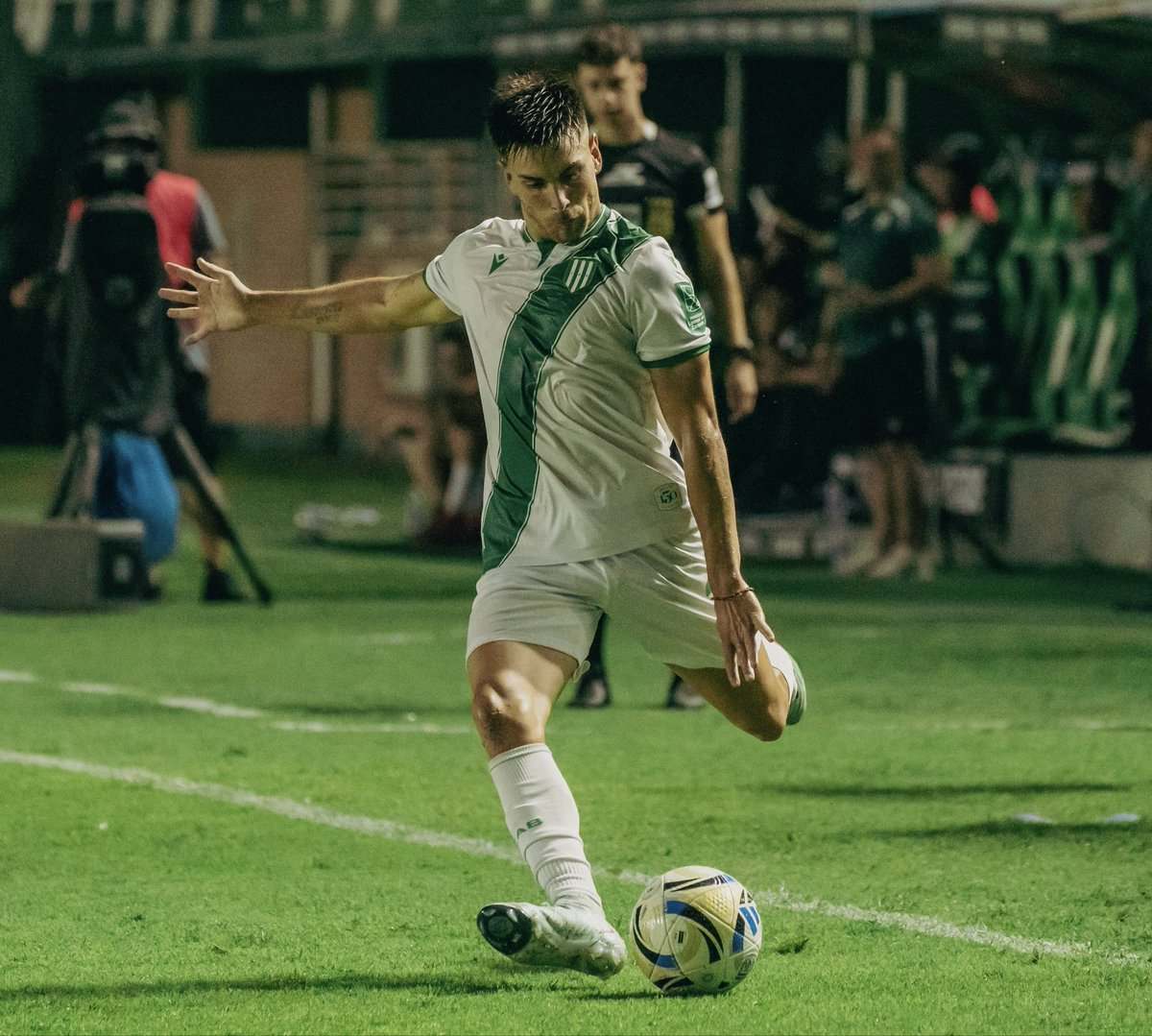 Ignacio Abraham, en acción con Banfield.