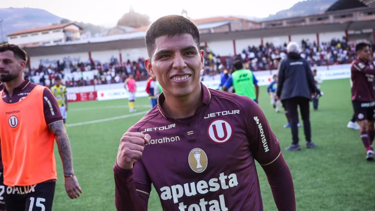 Piero Quispe y el once de Universitario ante Los Chankas