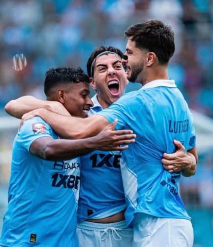 Jugadores de Sporting Cristal celebran juntos un gol durante el partido ante Atlético Grau.