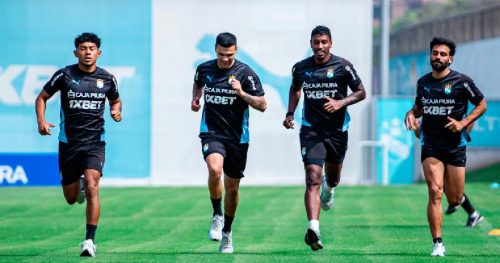 Jugadores de Sporting Cristal realizan trabajos físicos durante un entrenamiento previo a su próximo partido.