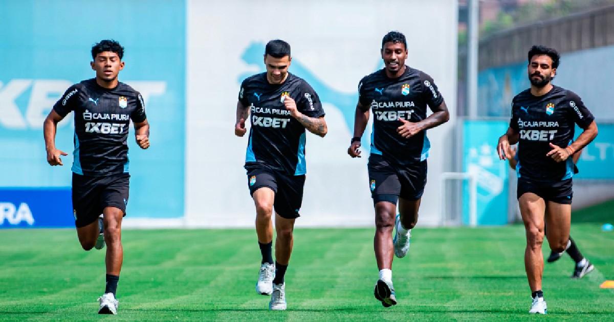 Jugadores de Sporting Cristal realizan trabajos físicos durante un entrenamiento previo a su próximo partido.