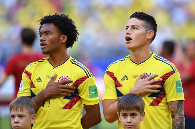 James Rodríguez y Juan Guillermo Cuadrado con la camiseta de la Selección Colombia.