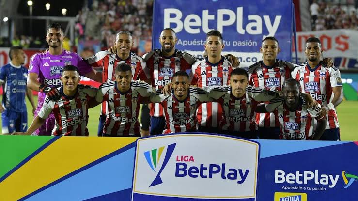 Jugadores de Junior posan juntos antes de un partido del fútbol colombiano.