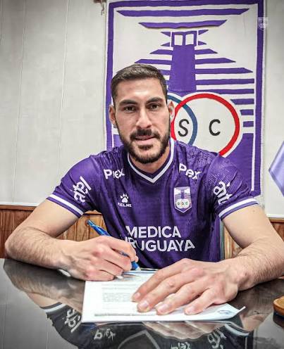 Futbolista peruano firma un contrato durante su etapa en un anterior club.