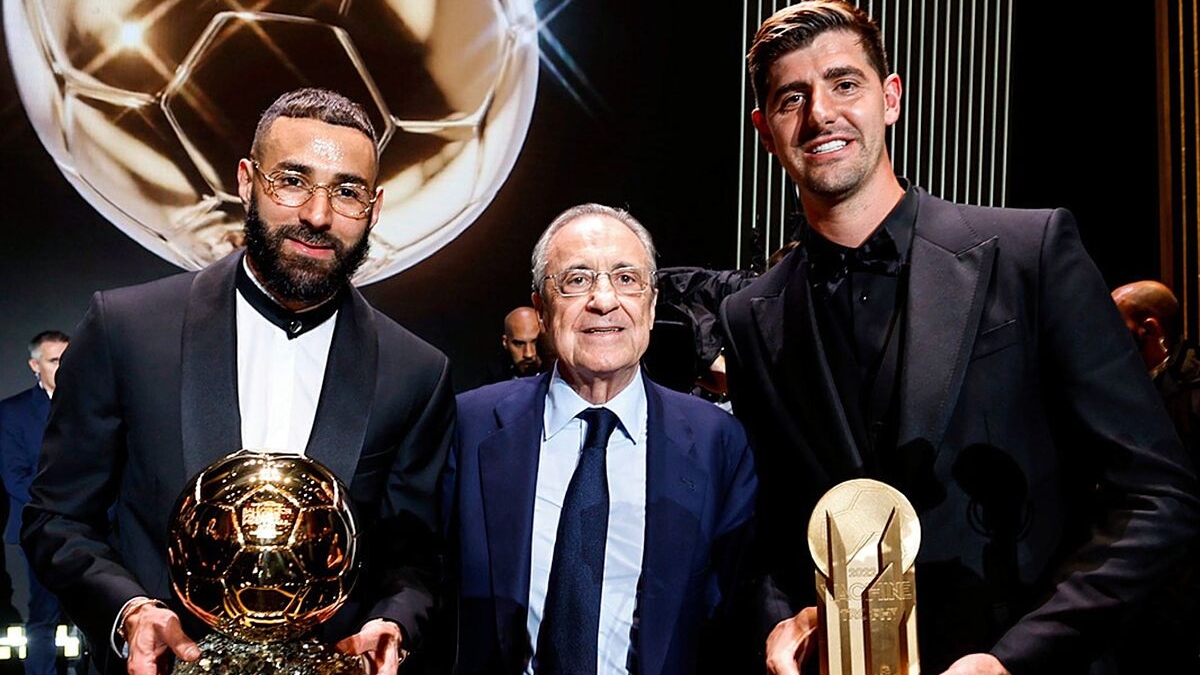 Benzema, Florentino Pérez y Courtois con el Balón de Oro