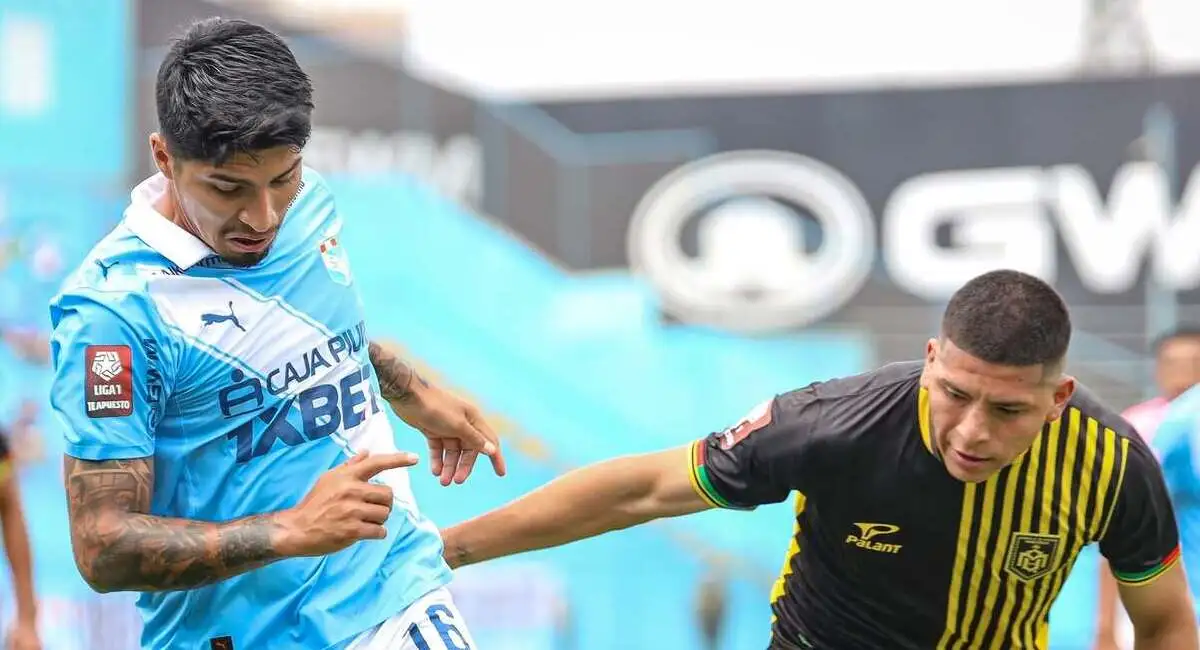 Jugador de Sporting Cristal disputa el balón ante un futbolista de CD Moquegua.