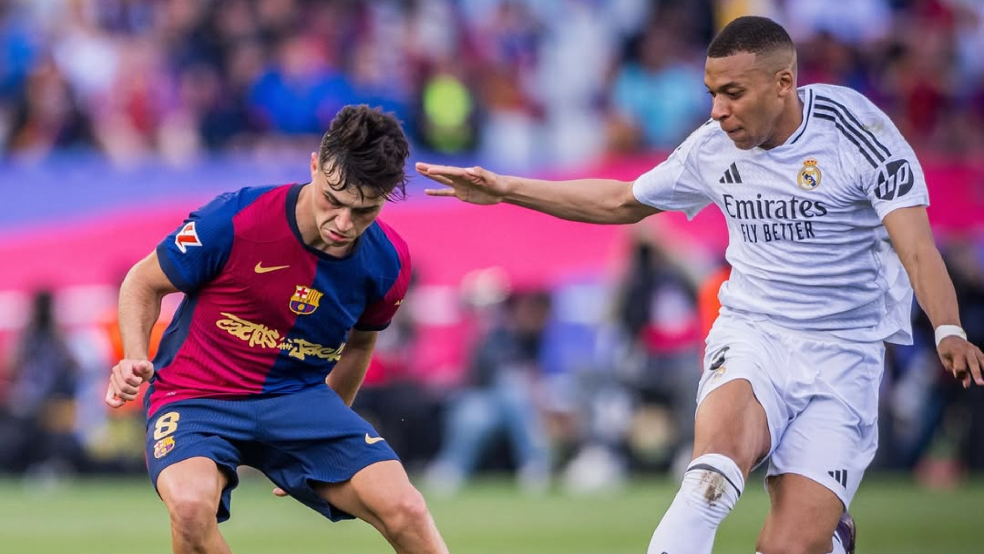 Pedri y Kylian Mbappé durante un Clásico entre Barcelona y Real Madrid