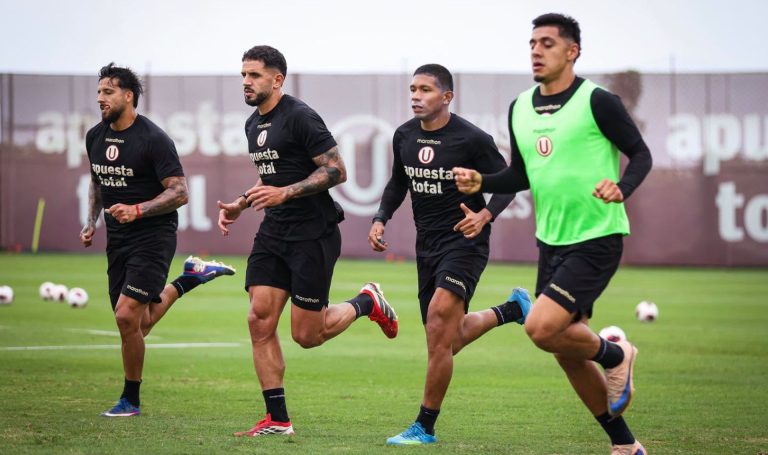 Jugadores de Universitario durante un entrenamiento