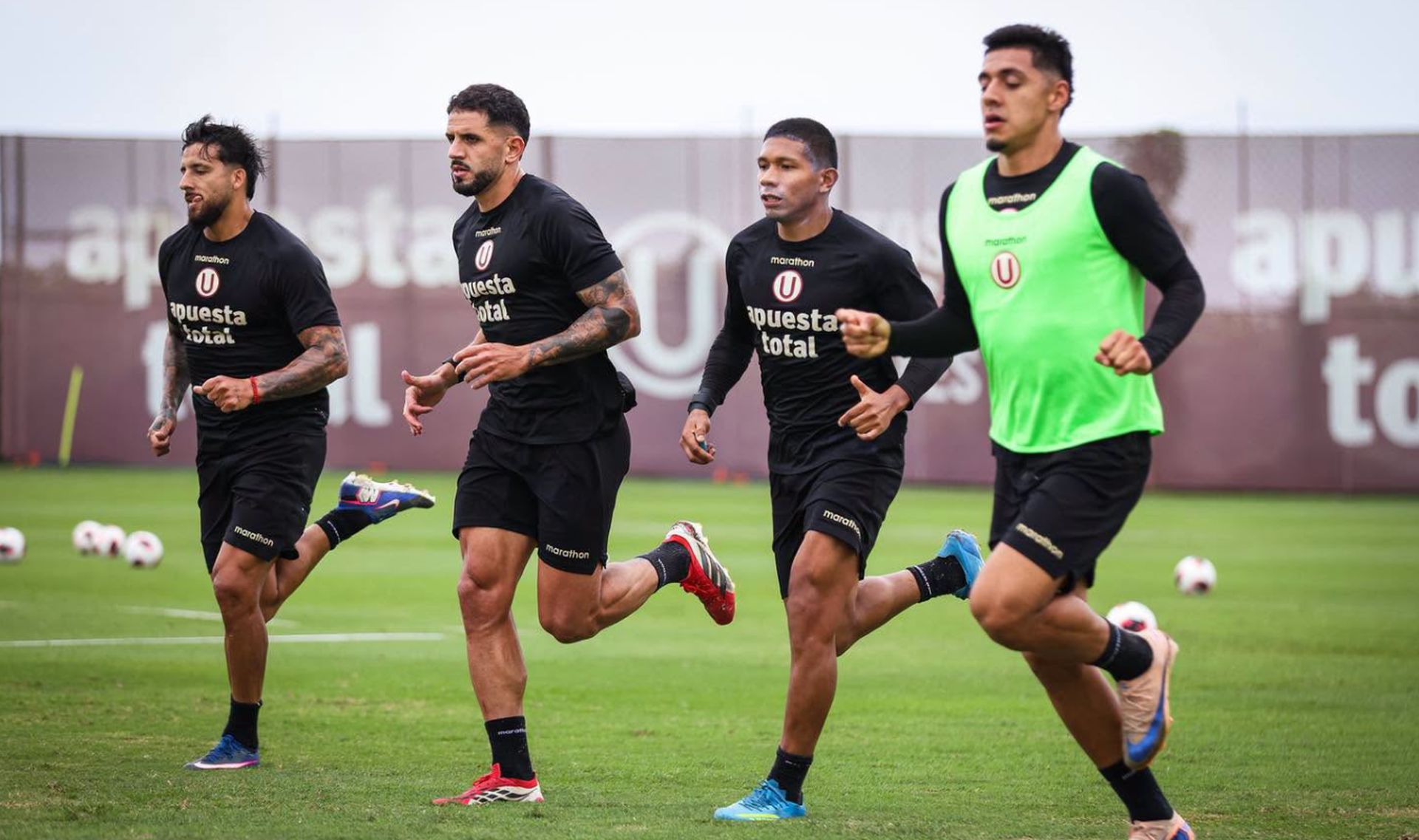 Jugadores de Universitario durante un entrenamiento