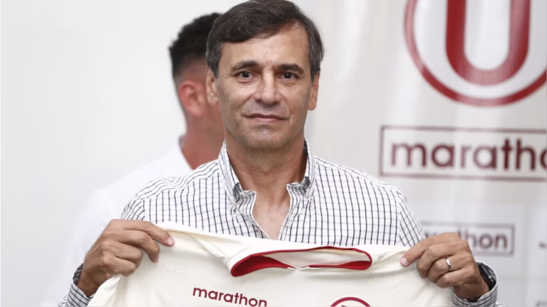 Fabián Bustos con la camiseta de Universitario de Deportes durante su presentación