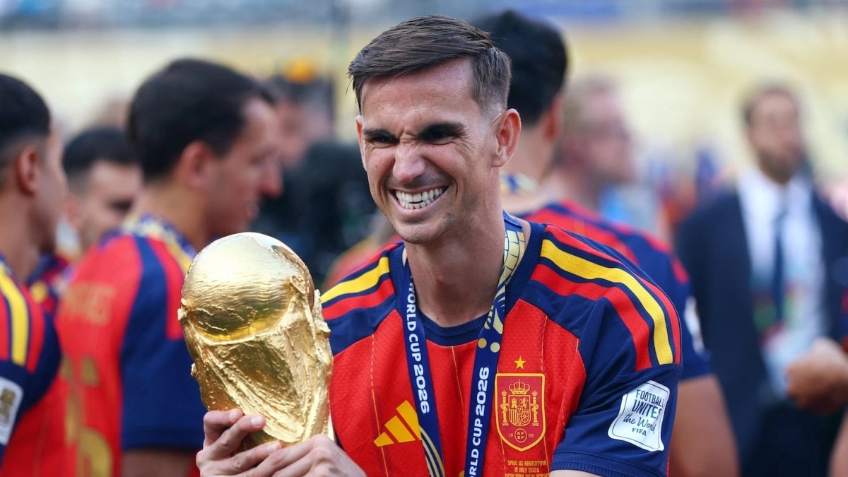 Fabián Ruiz con la Copa del Mundo