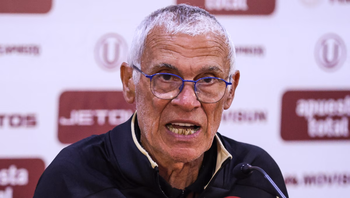 Héctor Cúper, entrenador de Universitario de Deportes, durante una conferencia de prensa
