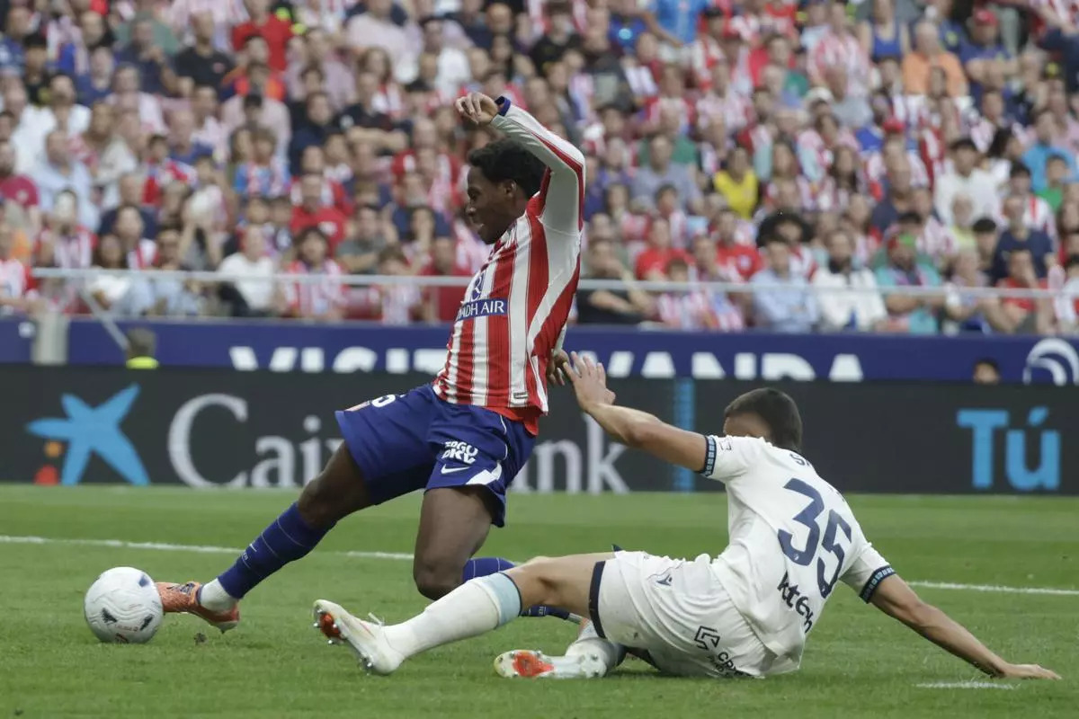 Jonathan David durante el partido del Atlético de Madrid ante el Osasuna