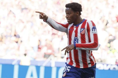 Jonathan David con la camiseta del Atlético de Madrid durante su etapa en el conjunto rojiblanco.