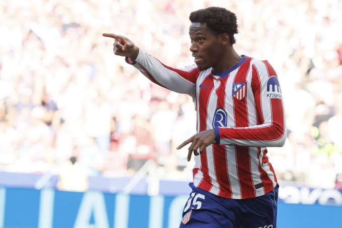 Jonathan David con la camiseta del Atlético de Madrid durante su etapa en el conjunto rojiblanco.