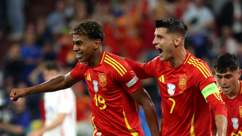 Álvaro Morata y Lamine Yamal en un partido de la selección.