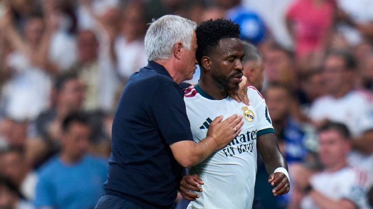 Mourinho anima a Vinícius Júnior tras ser sustituido
