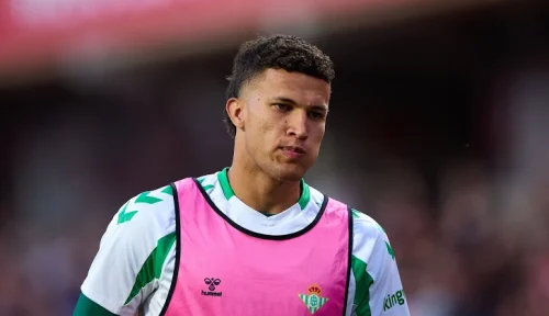 Nelson Deossa, mediocampista colombiano del Real Betis, durante un partido.