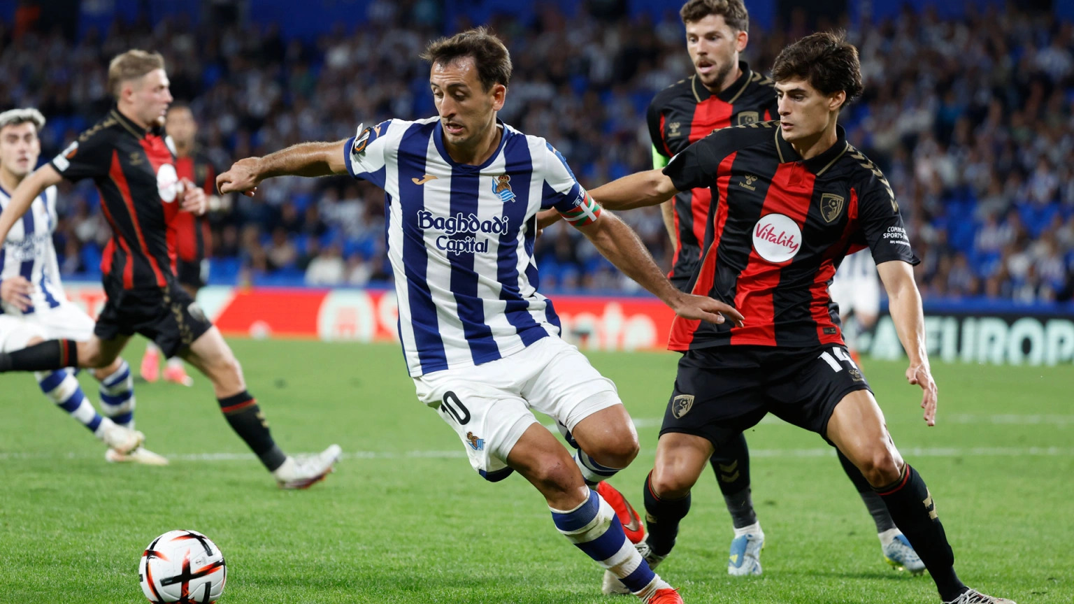 Oyarzabal disputa un balón ante el Bournemouth