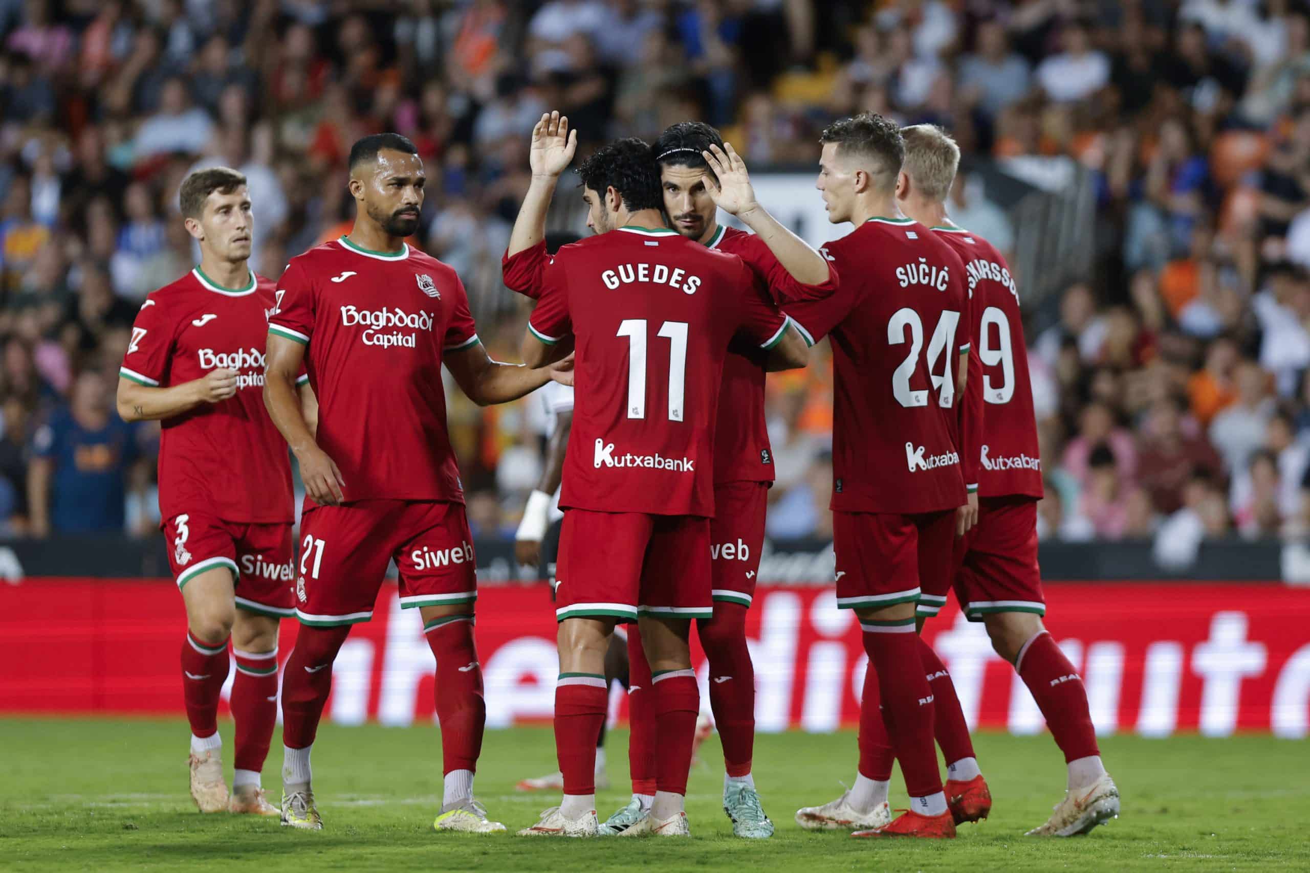 Jugadores de la Real Sociedad celebran un gol