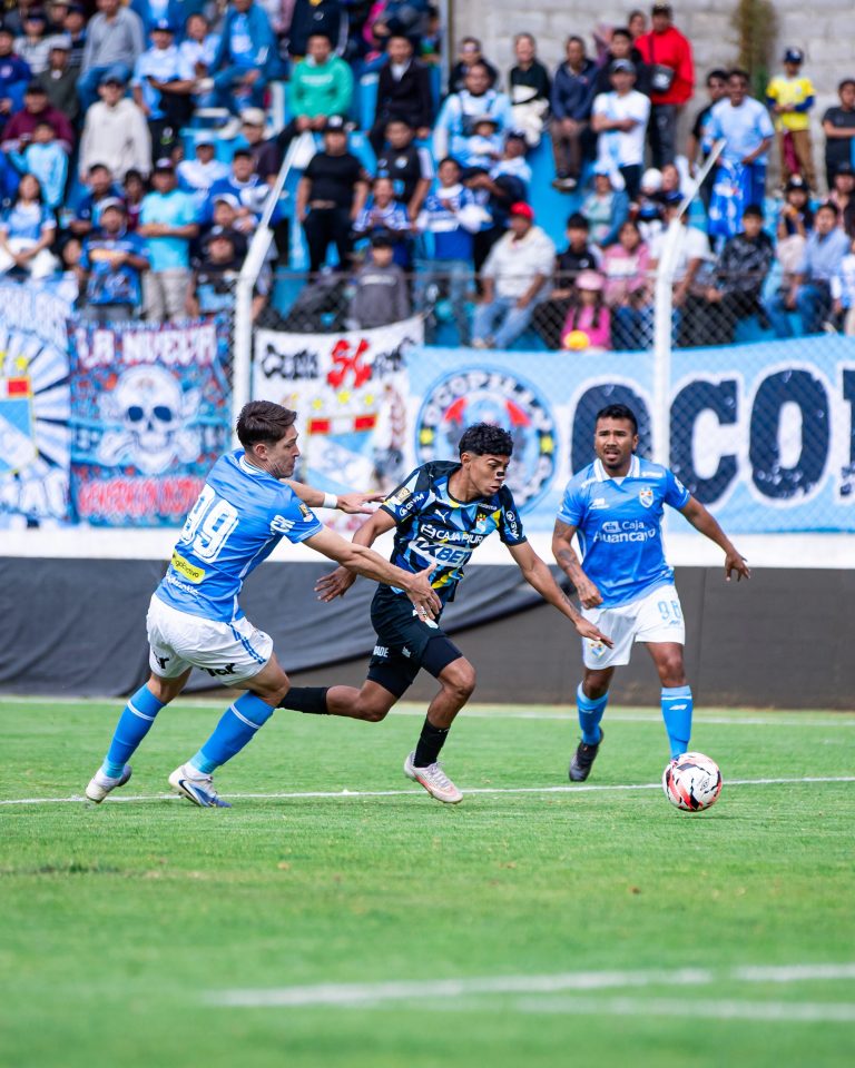 Jugadores de Sporting Cristal y ADT disputan el balón durante la semifinal de ida de la Copa de la Liga 2026.