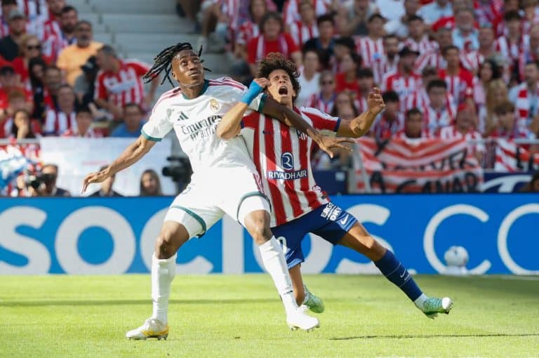 Giuliano Simeone y Yan Diomandé en una disputa de balón en el derbi Atlético de Madrid - Real Madrid.