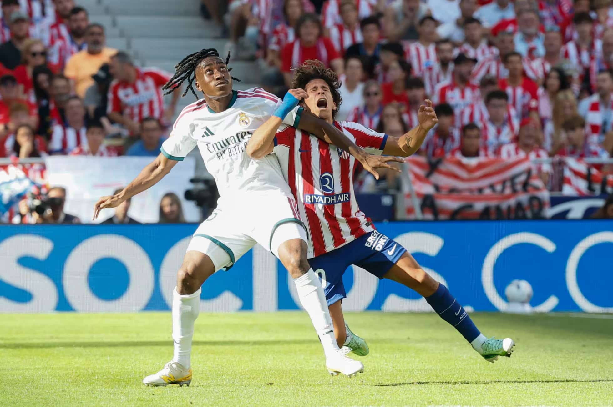 Giuliano Simeone y Yan Diomandé en una disputa de balón en el derbi Atlético de Madrid - Real Madrid.