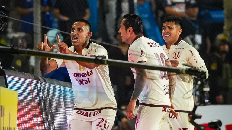 Universitario celebra en Matute tras ganar el clásico ante Alianza Lima