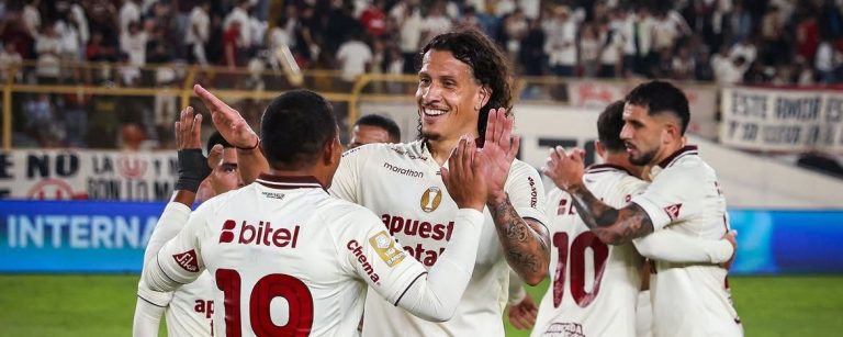 Jugadores de Universitario durante un partido del Torneo Clausura