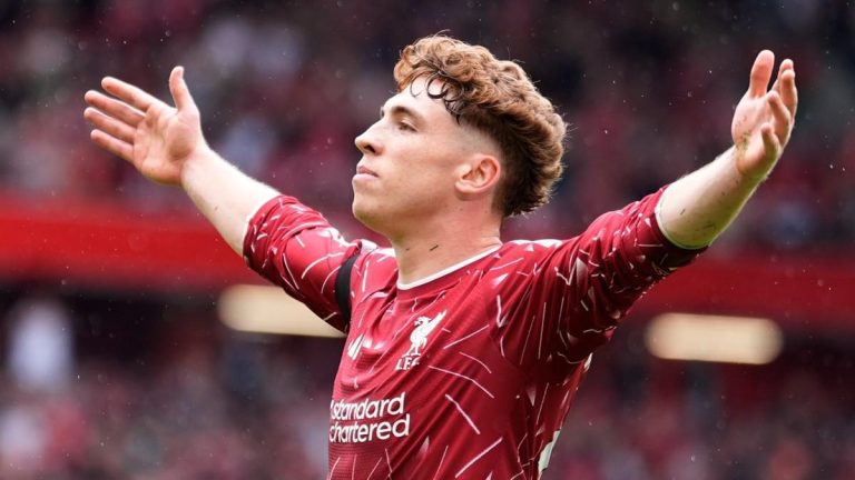 Víctor Muñoz con el Liverpool