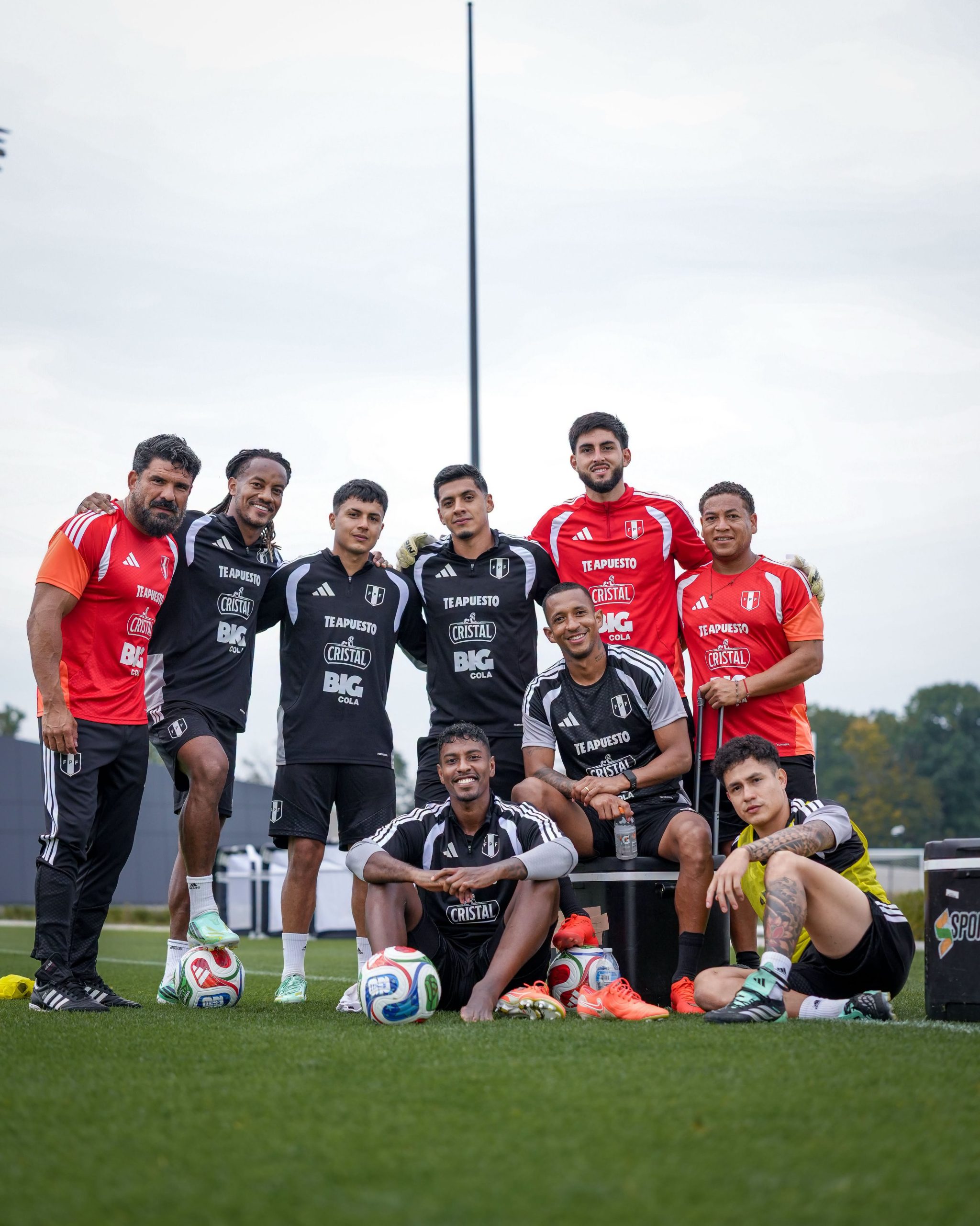 Jugadores de la Selección Peruana entrenan antes del partido ante Canadá.