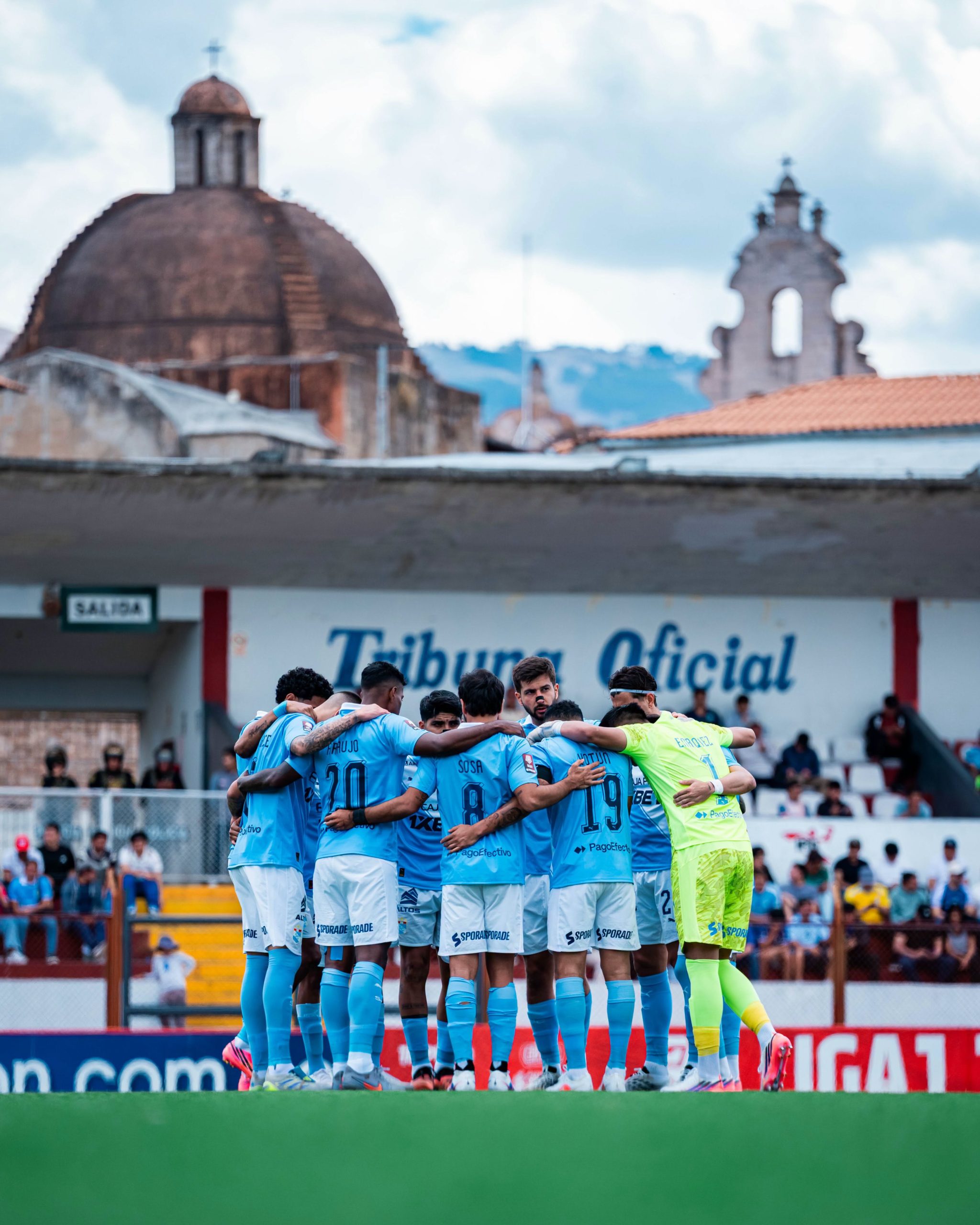 Jugadores de Sporting Cristal forman una ronda antes de un partido del Torneo Clausura 2026.