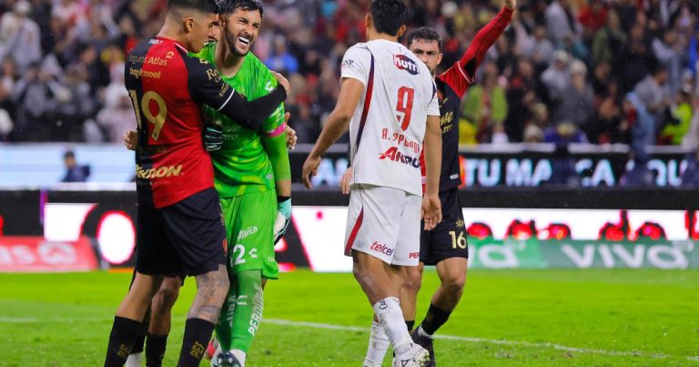 Camilo Vargas se acerca a un récord histórico tras atajar penalti clave en México