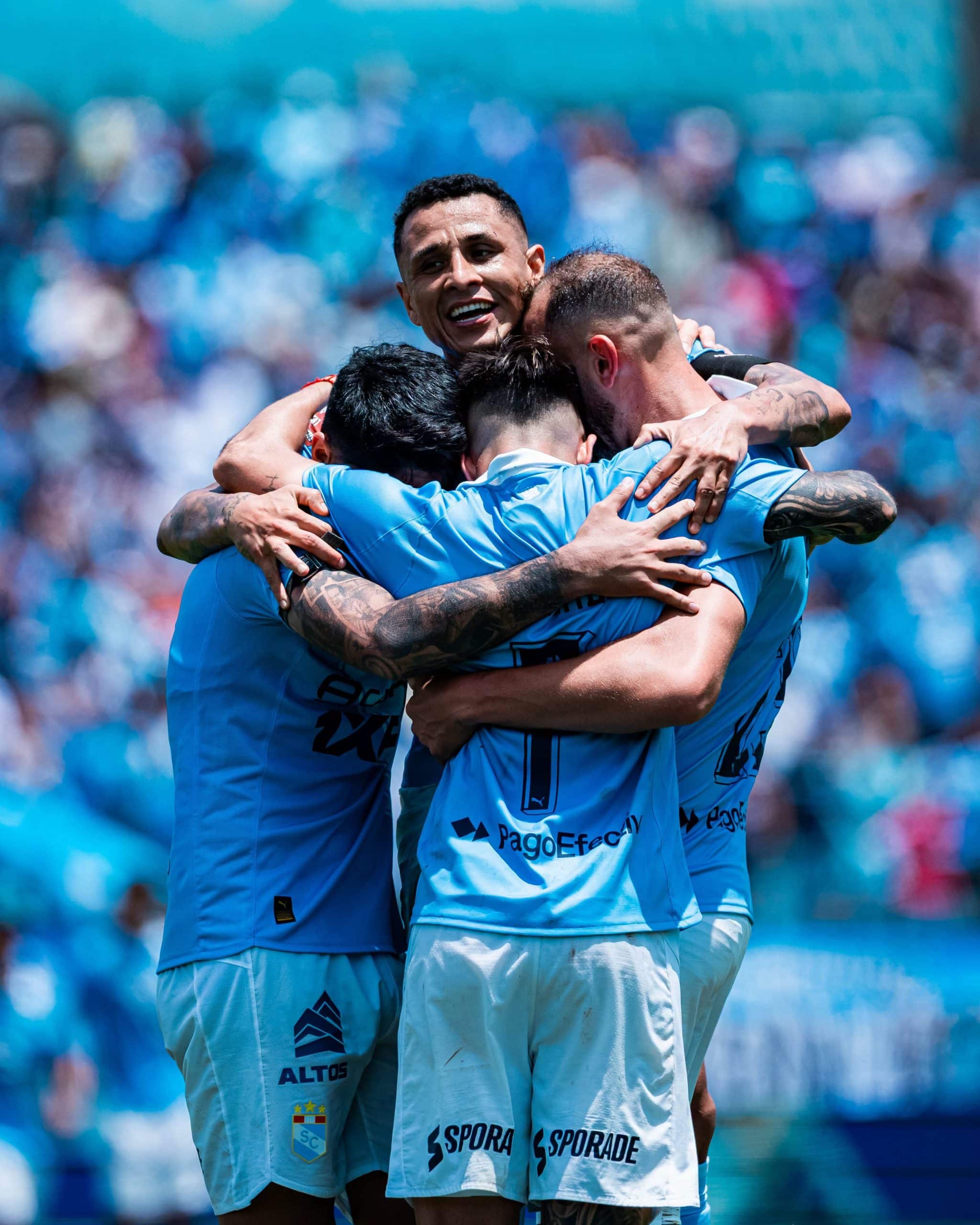 Jugadores de Sporting Cristal celebran abrazados durante el partido por el Torneo Clausura 2026.