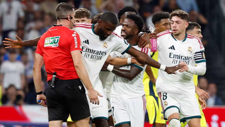 Vinicius Jr protesta al árbitro